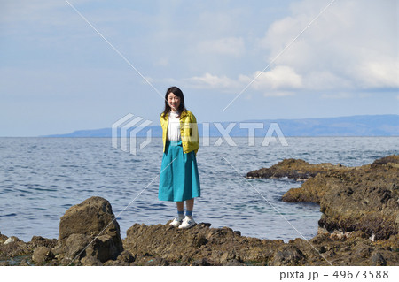 北海道せたな町長磯海岸で黄色いジャケットに青いスカート黒髪の女性のポートレートを撮影 北海道せたな町長磯海岸で黄色いジャケットに青いスカート黒髪の女性のポートレートを撮影 49673588