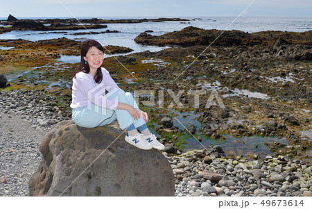 北海道せたな町長磯海岸で岩に腰掛ける黒髪の女性のポートレートを撮影 49673614