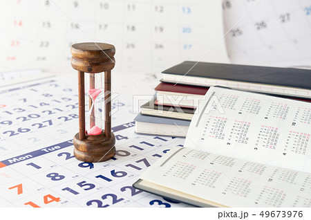 カレンダー　手帳　暦　年　予定　砂時計 49673976