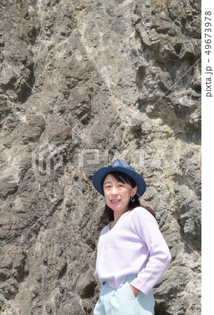 北海道せたな町長磯海岸で紺色のストローハットに黒髪の女性のポートレートを撮影 北海道せたな町長磯海岸で紺色のストローハットに黒髪の女性のポートレートを撮影 49673978