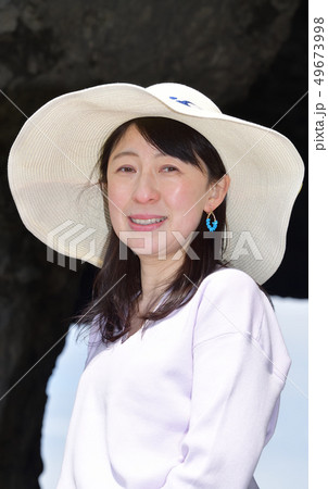 北海道せたな町長磯海岸で白いツバ広のストローハットに黒髪の女性のポートレートを撮影 49673998