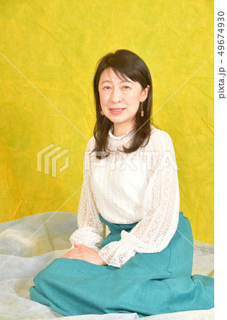 青いスカートに黒髪の女性のポートレートをスタジオ撮影 青いスカートに黒髪の女性のポートレートをスタジオ撮影 49674930