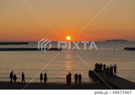 【静岡県熱海】初日の出を海岸で見る人々。 49675467
