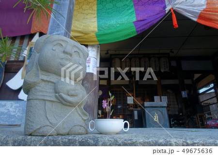 京都、引接寺(千本ゑんま堂)のタンコブ地蔵とお堂の様子です 京都、引接寺(千本ゑんま堂)のタンコブ地蔵とお堂の様子です 49675636