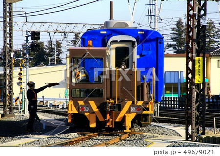 客車列車の編成組換えをする移動機 49679021