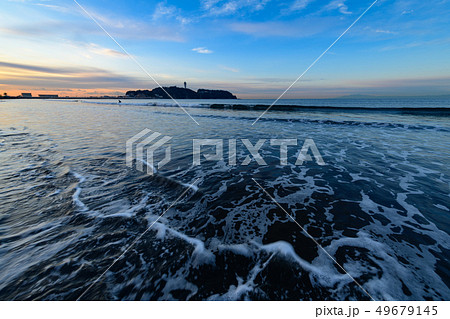 早朝の湘南江の島を片瀬西浜の波打ち際で眺める 早朝の湘南江の島を片瀬西浜の波打ち際で眺める 49679145