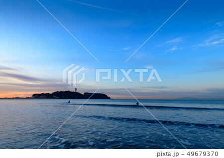 早朝の湘南江の島を片瀬西浜の波打ち際から眺める 早朝の湘南江の島を片瀬西浜の波打ち際から眺める 49679370