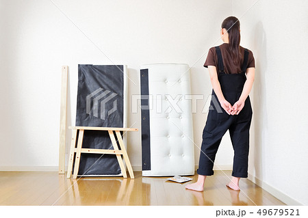 ソファを組み立てる女性 49679521