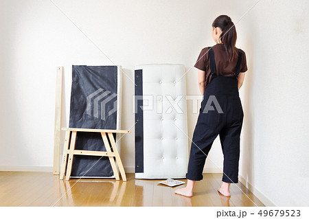 ソファを組み立てる女性 ソファを組み立てる女性 49679523