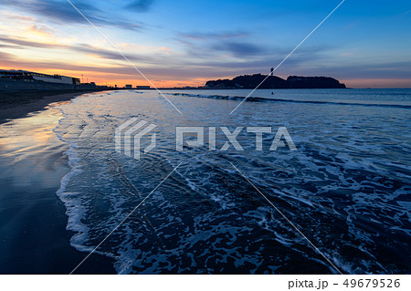 早朝の湘南江の島を片瀬西浜の波打ち際から眺める 49679526