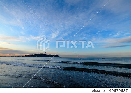 早朝の湘南江の島を片瀬西浜の波打ち際から眺める 早朝の湘南江の島を片瀬西浜の波打ち際から眺める 49679687