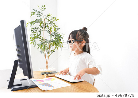 デスクワークをする子どもビジネスウーマン 49679779