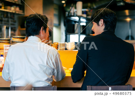 居酒屋 サラリーマン ビジネスマン 49680375