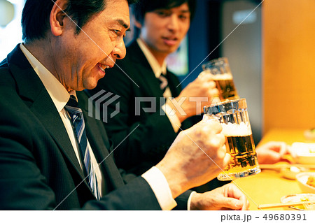 居酒屋 サラリーマン ビジネスマン 49680391