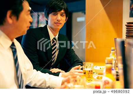 居酒屋 サラリーマン ビジネスマン 居酒屋 サラリーマン ビジネスマン 49680392