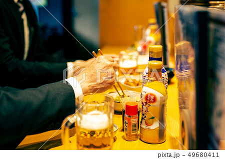 居酒屋 サラリーマン ビジネスマン 49680411