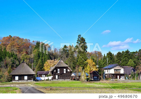 秋の高柳荻ノ島環状集落（新潟県） 49680670