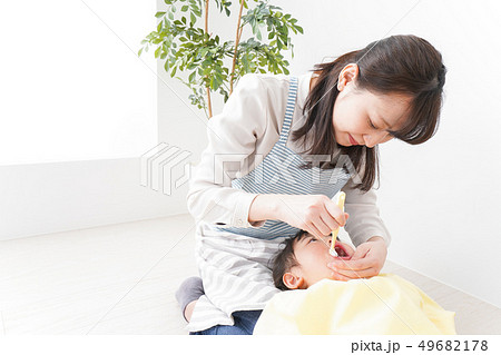 幼稚園で歯磨きをする子ども 幼稚園で歯磨きをする子ども 49682178