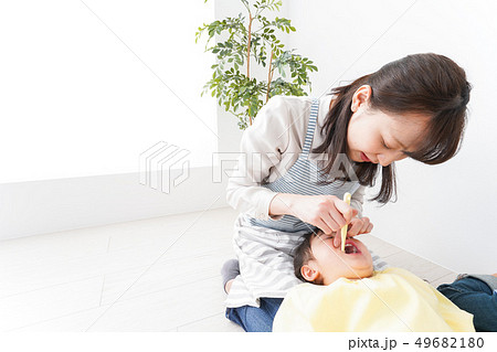 幼稚園で歯磨きをする子ども 幼稚園で歯磨きをする子ども 49682180