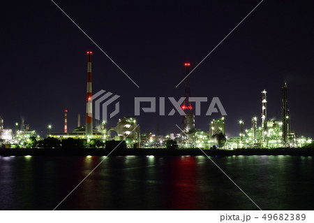 厚東川沿いにたたずむ工場夜景、山口県宇部市 厚東川沿いにたたずむ工場夜景、山口県宇部市 49682389
