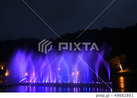 噴水 間欠泉 ガイザー 49682801