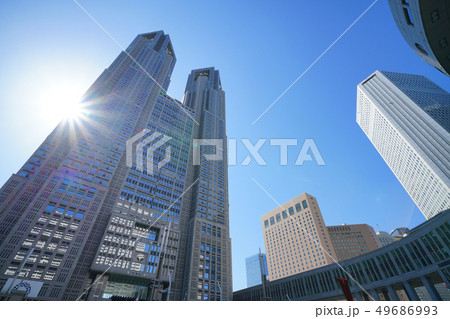 日本の東京都市景観 太陽光と東京都庁 49686993