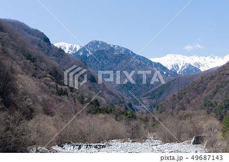 駒ヶ根市　小田切川と雪山 49687143