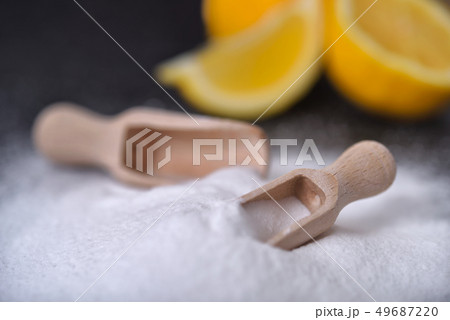 Baking soda (sodium bicarbonate) and lemon 49687220