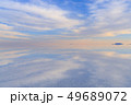 ウユニ塩湖の夕焼け 49689072