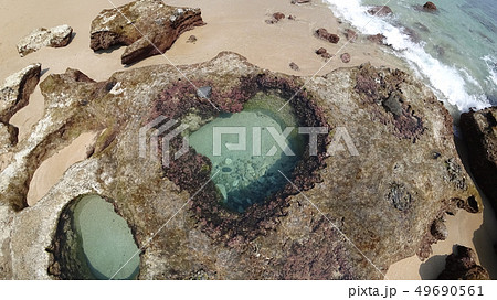 干潮時の奄美大島龍郷赤尾木海岸のハートロックの写真素材 49690561 Pixta