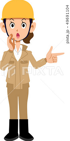 警告する建築現場作業員の女性　ベージュ色の作業着 49691104