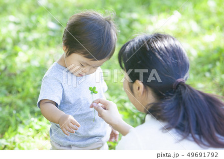 四葉のクローバー 母と息子の写真素材