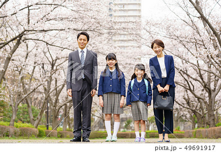 桜 家族 小学生 ファミリーイメージ 49691917