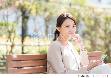 屋外　働く女性 49692021