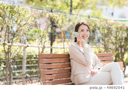 屋外　働く女性 49692041