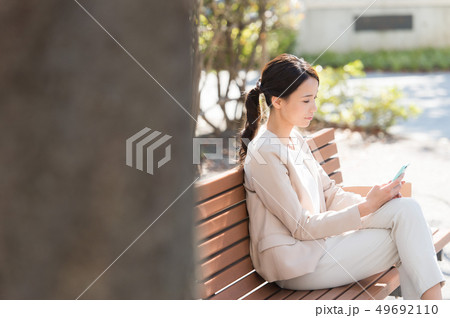 屋外 働く女性 屋外 働く女性 49692110