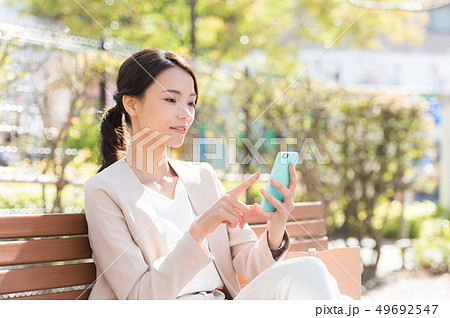 屋外　働く女性 49692547