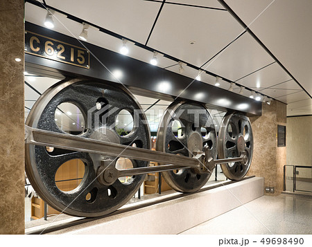 東京駅　動輪の広場 49698490