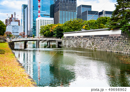 東京 皇居 黄葉に囲まれる平川門と平川濠 東京 皇居 黄葉に囲まれる平川門と平川濠 49698902