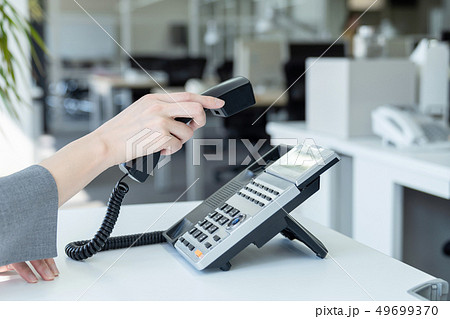 受話器を取る女性 受話器を取る女性 49699370