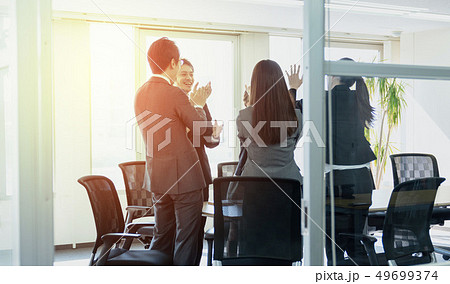 拍手するビジネスパーソン 拍手するビジネスパーソン 49699374