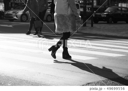 新宿(東京)の雑踏を歩く女性の画像 新宿(東京)の雑踏を歩く女性の画像 49699556