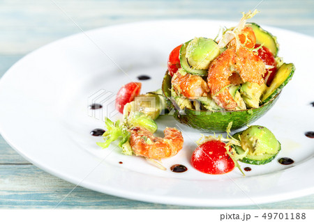 Plate of salad with shrimps, avocado and tomatos 49701188