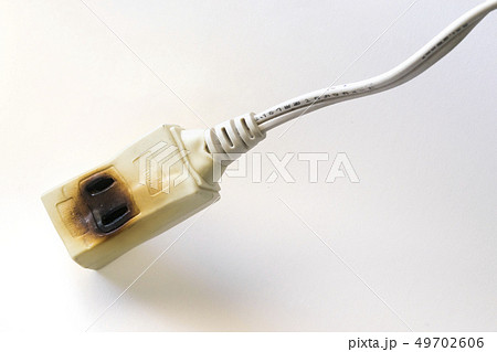 火災の原因になる危険なコンセント 火災の原因になる危険なコンセント 49702606