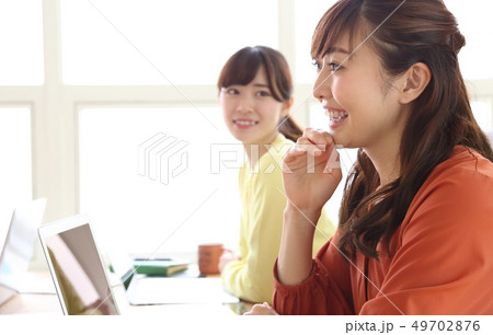 打ち合わせに参加する女性 イメージ 打ち合わせに参加する女性 イメージ 49702876