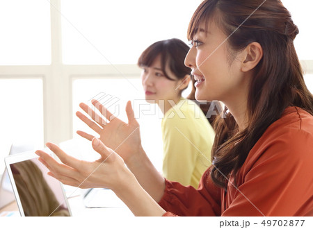 打ち合わせに参加する女性　イメージ 49702877