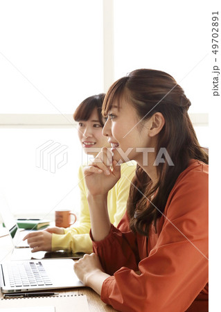 打ち合わせに参加する女性 イメージ 打ち合わせに参加する女性 イメージ 49702891