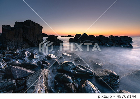 夜明け前の海岸 夜明け前の海岸 49703144