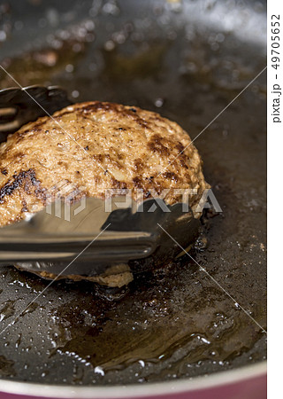 【ハンバーグ　焼く】 49705652