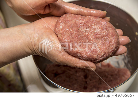 【ハンバーグ 形作り】 【ハンバーグ 形作り】 49705657